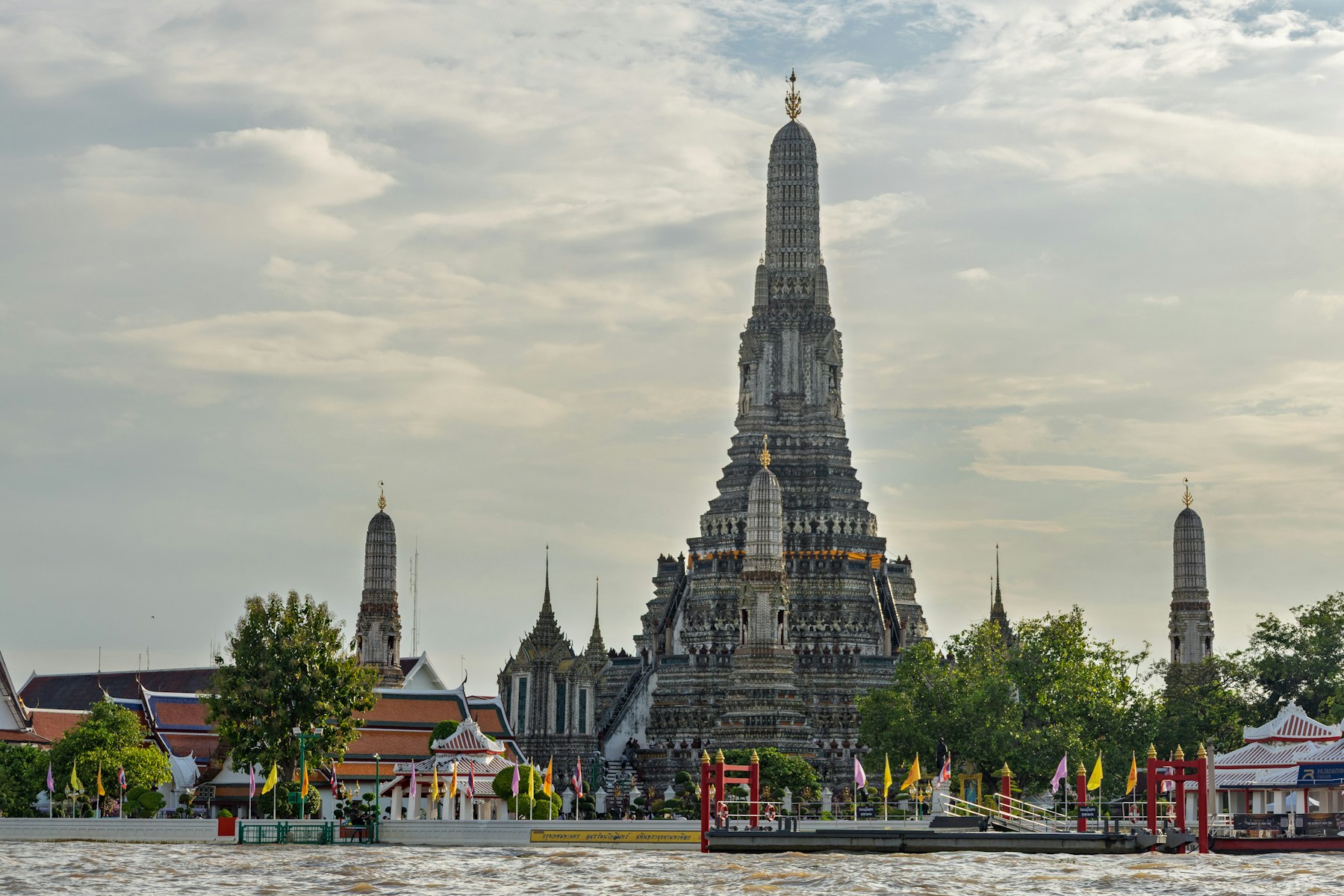 Wat Arun templom a Chao Phraya folyónál Bangkokban