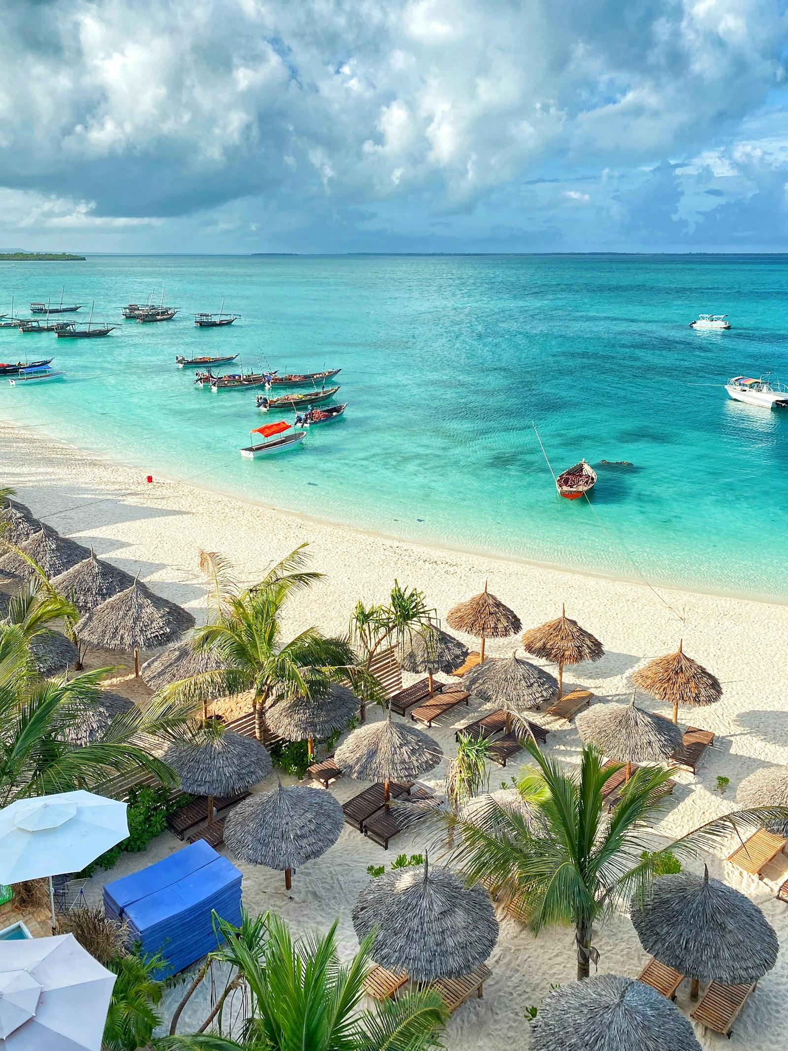 Türkiz tenger és fehér strand Zanzibáron